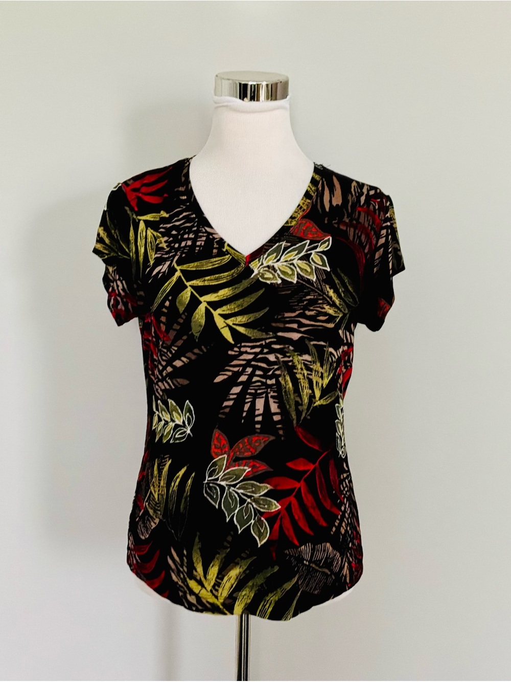 Chicos Travelers Black Tropical Palm Leaves Print V Neck Short Sleeve Top Size 1